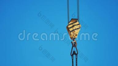 黄色起重吊钩蓝天背景.. 起重机吊钩构造概念生活方式